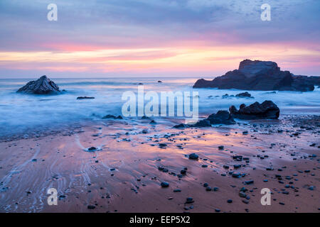 Atemberaubenden Sonnenuntergang am Strand von Sandymouth in der Nähe von Bude North Cornwall England UK Europe Stockfoto