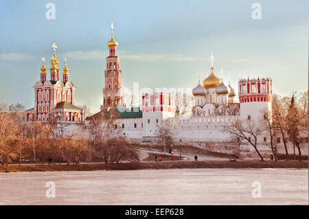 Novodevichiy-Kloster in Moskau, Russland, eines der schönsten Wahrzeichen der Stadt. Stockfoto