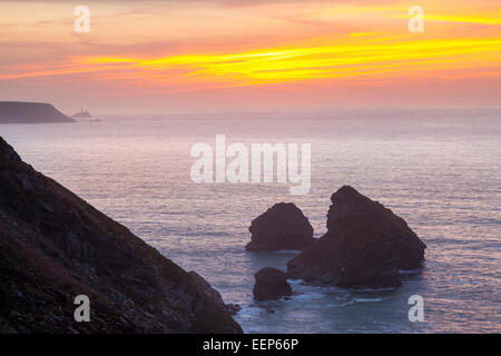 Sonnenuntergang über Klippen am Bassetts Cove North Klippen Cornwall England UK Europe Stockfoto