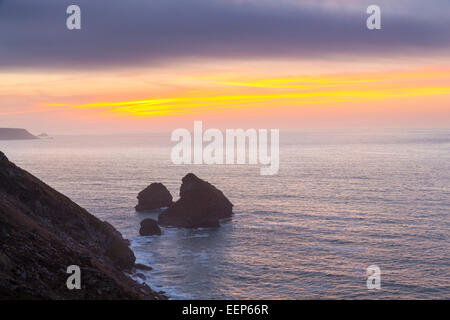 Sonnenuntergang über Klippen am Bassetts Cove North Klippen Cornwall England UK Europe Stockfoto