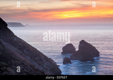 Sonnenuntergang über Klippen am Bassetts Cove North Klippen Cornwall England UK Europe Stockfoto