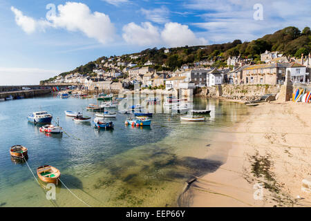 Schönen Sommertag in Mousehole Harbour in der Nähe von Penzance Cornwall England UK Europe Stockfoto