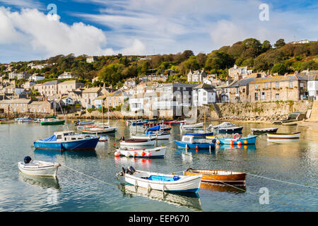 Schönen Sommertag in Mousehole Harbour in der Nähe von Penzance Cornwall England UK Europe Stockfoto