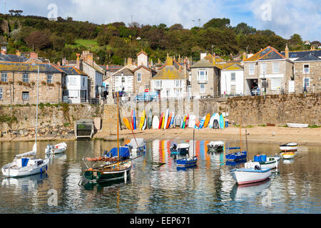 Schönen Sommertag in Mousehole Harbour in der Nähe von Penzance Cornwall England UK Europe Stockfoto