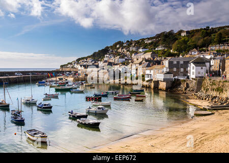 Schönen Sommertag in Mousehole Harbour in der Nähe von Penzance Cornwall England UK Europe Stockfoto