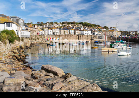 Schönen Sommertag in Mousehole Harbour in der Nähe von Penzance Cornwall England UK Europe Stockfoto