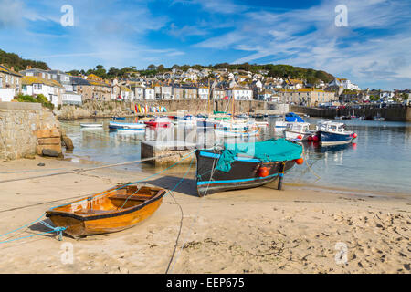 Schönen Sommertag in Mousehole Harbour in der Nähe von Penzance Cornwall England UK Europe Stockfoto