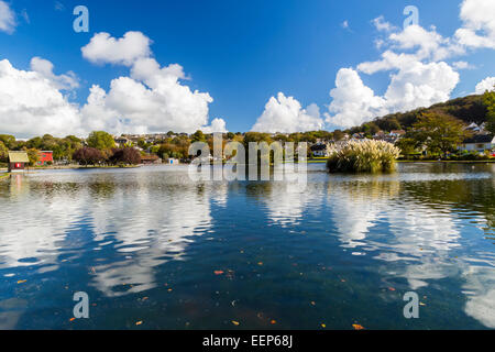 Schöne Reflexionen bei Helston Bootfahren See Cornwall England UK Europe Stockfoto