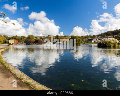 Schöne Reflexionen bei Helston Bootfahren See Cornwall England UK Europe Stockfoto