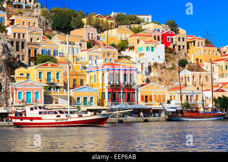 Boote im Hafen von Symi Insel im Dodekanes Griechenland Europa Stockfoto
