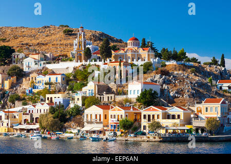 Erhöhten Blick auf die malerische Symi im Dodekanes Griechenland Europa Stockfoto