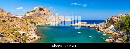 Panorama erschossen mit Blick auf St. Pauls Bay in Lindos auf der Insel Rhodos Griechenland Europe Stockfoto