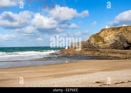 Mit Blick auf den goldenen Sandstrand bei Portreath Cornwall England UK Europe Stockfoto