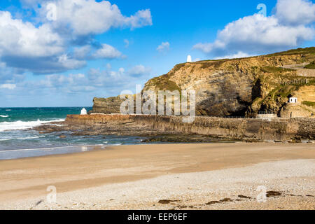 Mit Blick auf den goldenen Sandstrand bei Portreath Cornwall England UK Europe Stockfoto