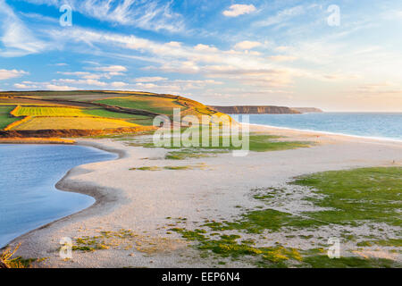 Loe Bar und Loe Pool der größte Natursee des Süßwassers in Cornwall in der Nähe von Porthleven England UK Europe Stockfoto