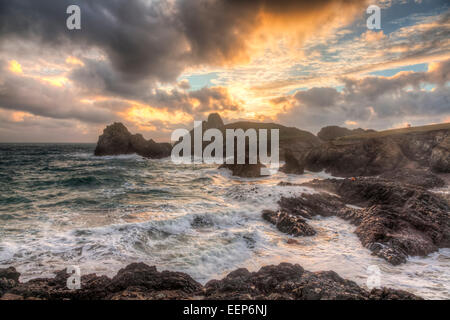 Stürmischen Winter Sonnenuntergang Kynance Cove auf der Küste von Cornwall England UK Europe Stockfoto