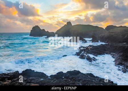 Stürmischen Winter Sonnenuntergang Kynance Cove auf der Küste von Cornwall England UK Europe Stockfoto