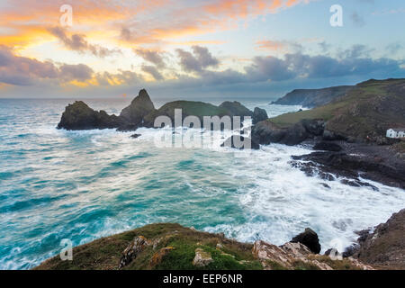 Stürmischen Winter Sonnenuntergang Kynance Cove auf der Küste von Cornwall England UK Europe Stockfoto