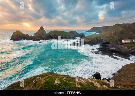 Stürmischen Winter Sonnenuntergang Kynance Cove auf der Küste von Cornwall England UK Europe Stockfoto