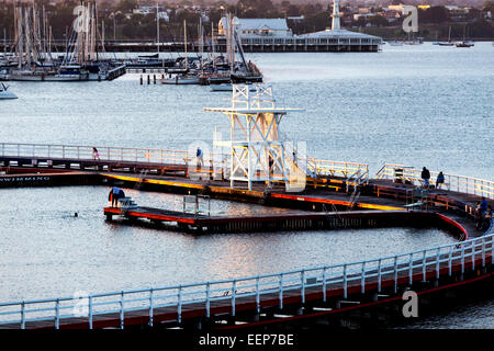 Erbe viktorianischen Schwimmbecken mit Sprungturm in der Abenddämmerung. Geelong, Victoria, Australien. Stockfoto