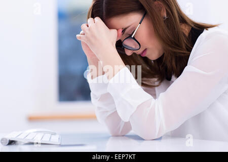 Porträt von nachdenklich Geschäftsfrau sitzen an ihrem Arbeitsplatz im Büro Stockfoto