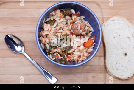 Meatball Hühnersuppe mit Grünkohl, Kichererbsen & Orzo Stockfoto