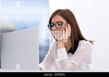 Schöne Geschäftsfrau arbeiten auf dem Laptop im Büro Stockfoto