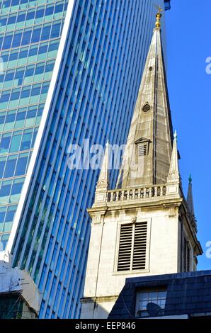 Kirche St Margaret Pattens, billige Osten mit dem Walkie-Talkie Gebäude bei der Fenchurch Street in den Hintergrund-London, England, Vereinigtes Königreich Stockfoto