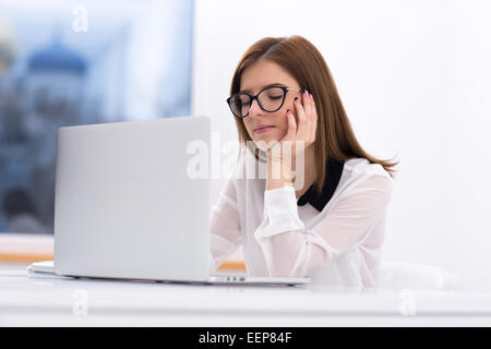 Junge Geschäftsfrau arbeiten am Laptop im Büro Stockfoto
