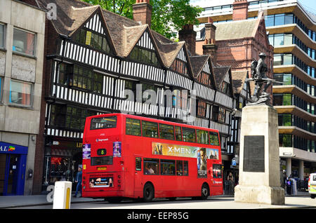 Ein roter Doppeldecker-Bus auf High Holborn außen Staple Inn, London, England, UK Stockfoto