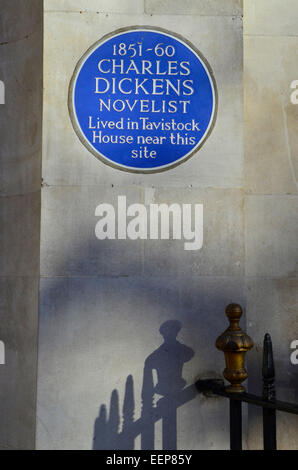 Blaue Plakette an der Wand in Bezug auf Charles Dickens in Tavistock Square, London, England, UK Stockfoto