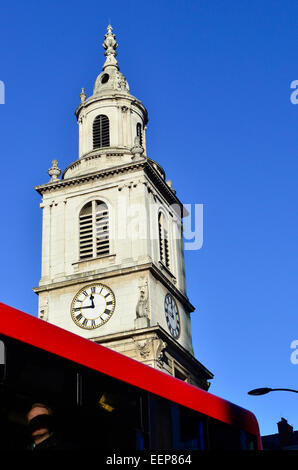 Kirche St. Botolph Bishopsgate, Bishopsgate mit einem roten Doppeldecker-Bus in den Vordergrund, City of London, London, England, UK Stockfoto