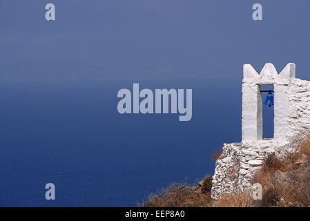 Alte Cycladic Kapellen mit Blick auf das Ägäische Meer befinden sich in der entfernten Küste Sikinos Insel, Kykladen, Griechenland Stockfoto