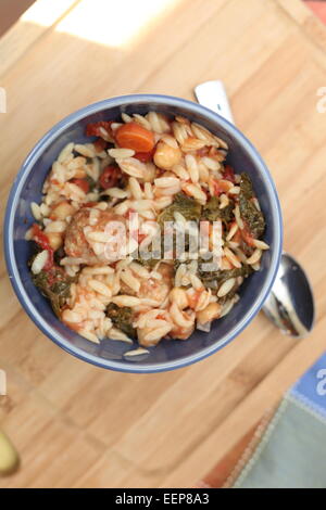 Meatball Hühnersuppe mit Grünkohl, Kichererbsen & Orzo Stockfoto