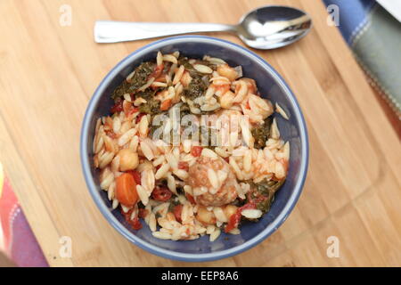 Meatball Hühnersuppe mit Grünkohl, Kichererbsen & Orzo Stockfoto