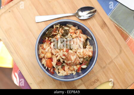 Meatball Hühnersuppe mit Grünkohl, Kichererbsen & Orzo Stockfoto