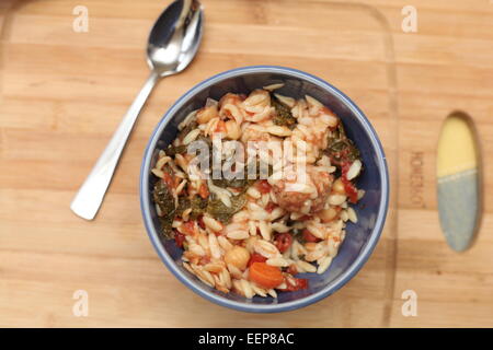 Meatball Hühnersuppe mit Grünkohl, Kichererbsen & Orzo Stockfoto