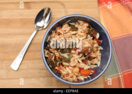 Meatball Hühnersuppe mit Grünkohl, Kichererbsen & Orzo Stockfoto