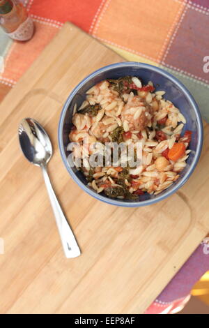 Meatball Hühnersuppe mit Grünkohl, Kichererbsen & Orzo Stockfoto