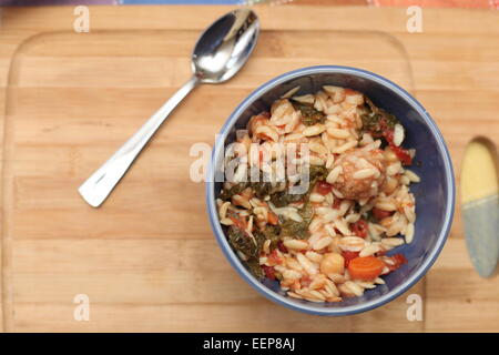 Meatball Hühnersuppe mit Grünkohl, Kichererbsen & Orzo Stockfoto