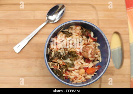 Meatball Hühnersuppe mit Grünkohl, Kichererbsen & Orzo Stockfoto