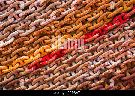 Bunte Ketten in eine Werkstatt. Stockfoto