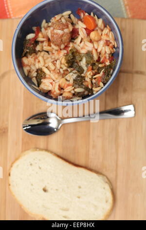 Meatball Hühnersuppe mit Grünkohl, Kichererbsen & Orzo Stockfoto