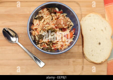 Meatball Hühnersuppe mit Grünkohl, Kichererbsen & Orzo Stockfoto