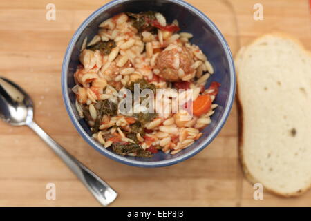 Meatball Hühnersuppe mit Grünkohl, Kichererbsen & Orzo Stockfoto