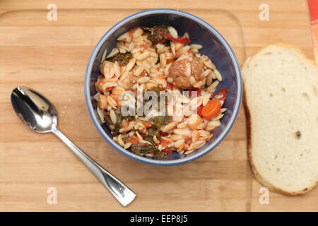 Meatball Hühnersuppe mit Grünkohl, Kichererbsen & Orzo Stockfoto