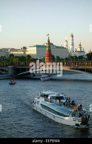 Der Kreml und Moskau Fluss mit Ausflugsschiff, Moskau, Russland Stockfoto