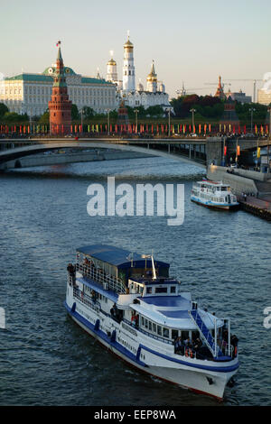 Der Kreml und Moskau Fluss mit Ausflugsschiff, Moskau, Russland Stockfoto