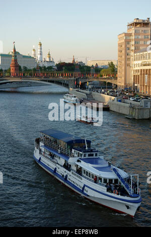 Kreuzfahrt entlang der zentralen Teil von Moskau, Russland Stockfoto