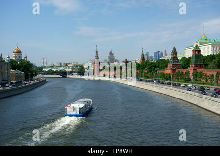 Der Kreml und Moskau Fluss mit Ausflugsschiff, Moskau, Russland Stockfoto